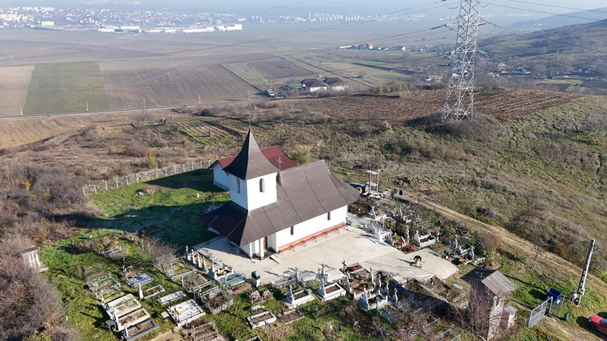 Biserica Sf.M.Mc. Gheorghe Gaureni in noiembrie 2024 vedere aeriana 2