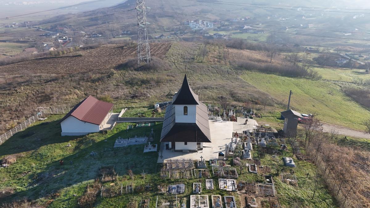 Biserica Sf.M.Mc. Gheorghe Gaureni in noiembrie 2024 vedere aeriana 3