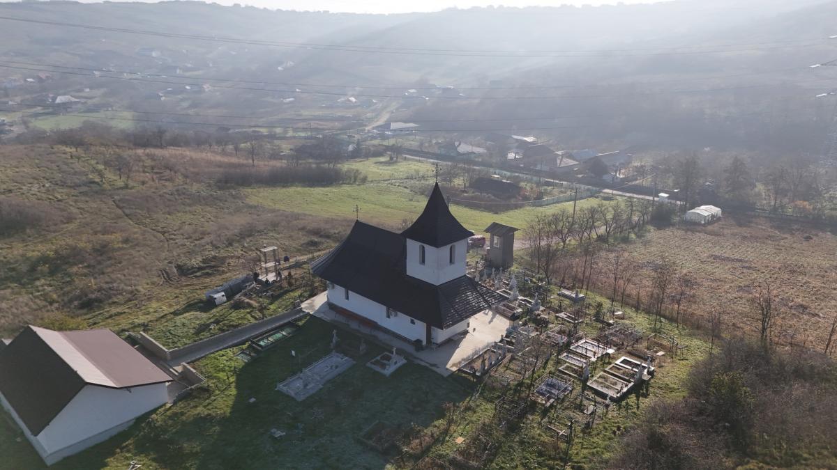 Biserica Sf.M.Mc. Gheorghe Gaureni in noiembrie 2024 vedere aeriana 4